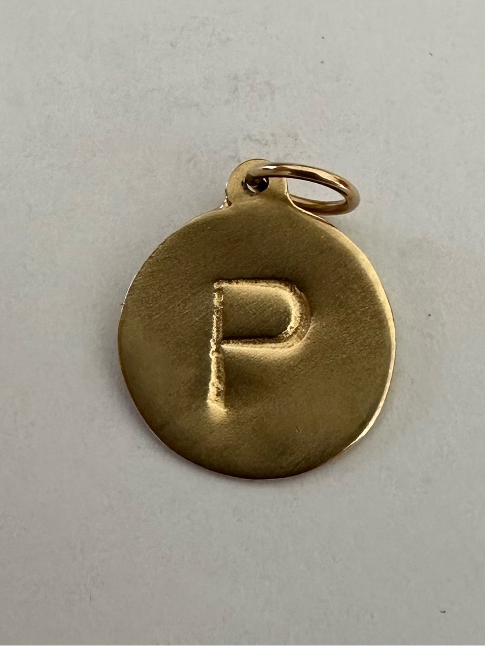 14k Helen Ficalora Gold Initial 'P' Round Pendant Necklace Charm